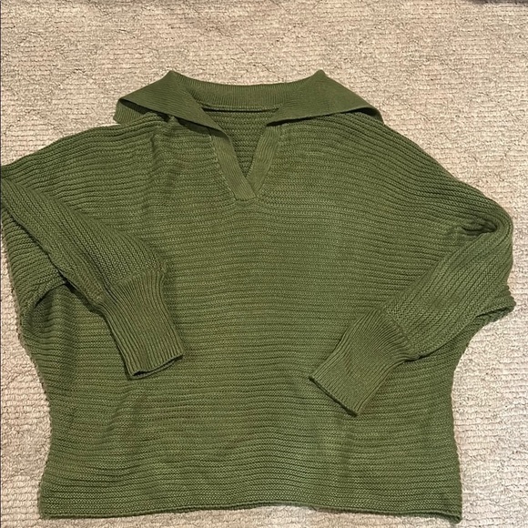 Sweaters - Green V-Neck Sweater with Textured Ribbed Pattern